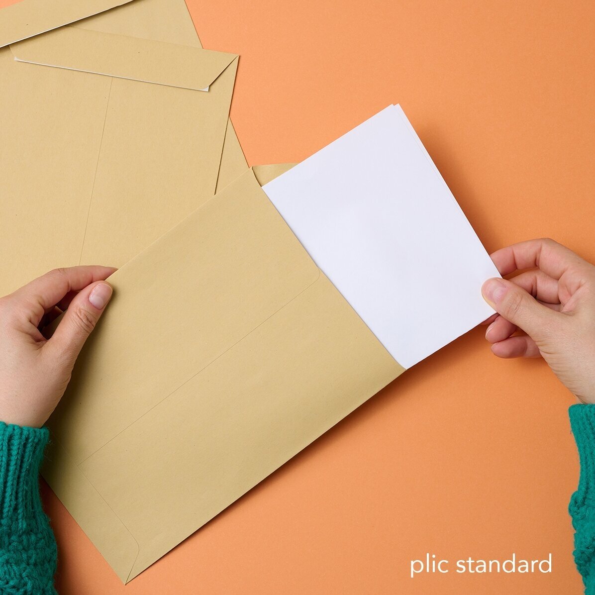 Tarjeta de felicitación personalizada con logotipo y mensaje de Pascua