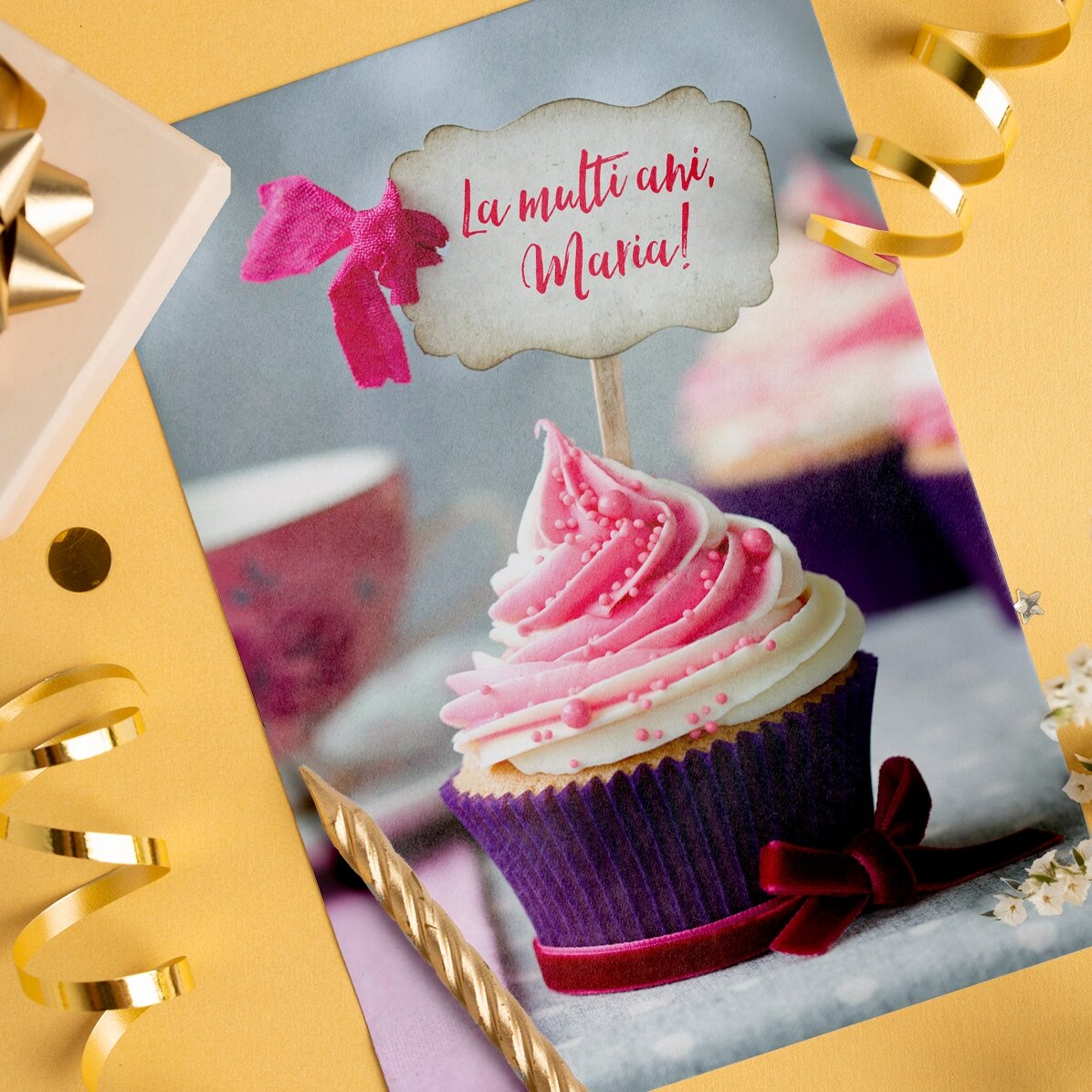 Tarjeta de felicitación personalizada con un cupcake morado