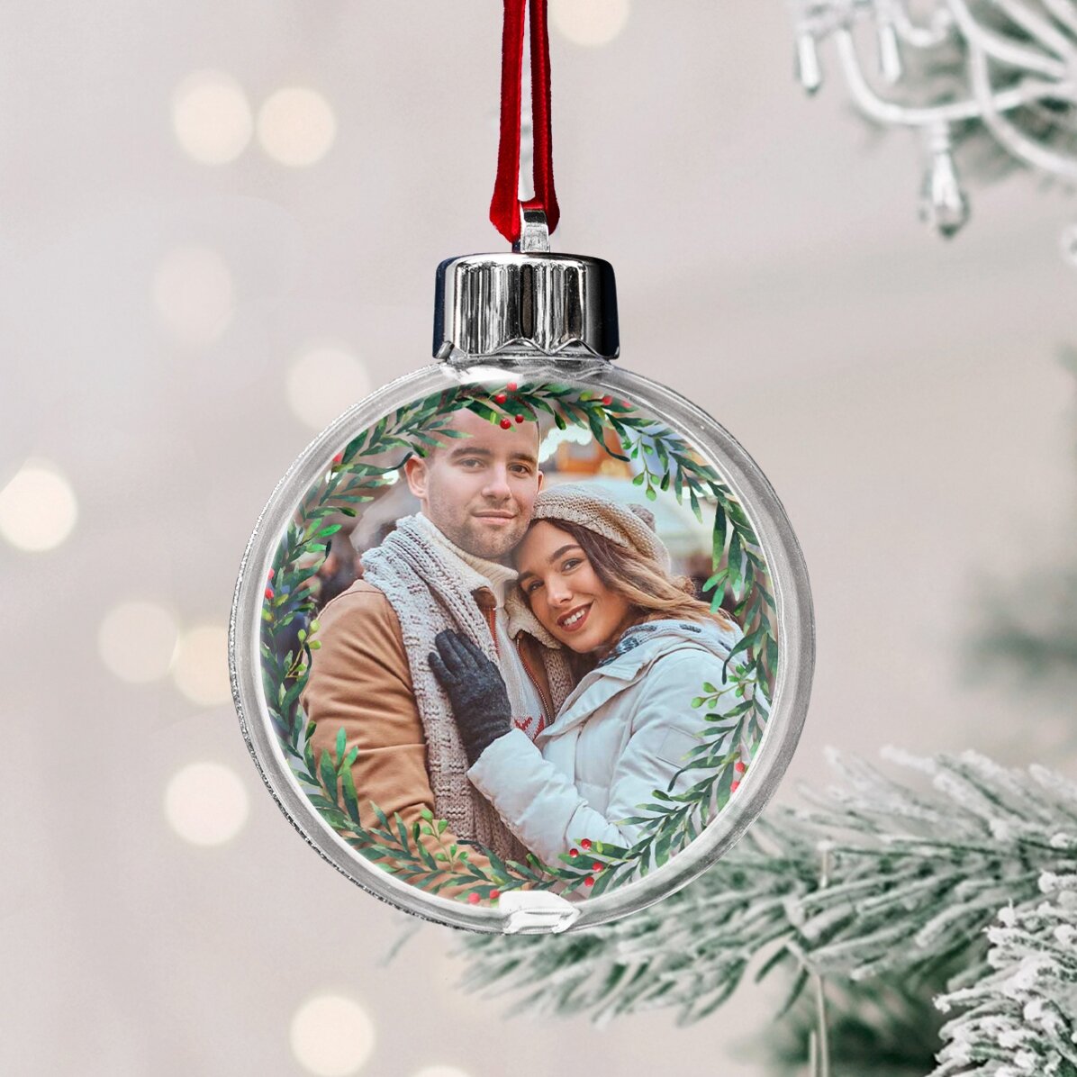 Bola de Navidad transparente personalizada por ambos lados con una foto y un mensaje: «Nuestra prime