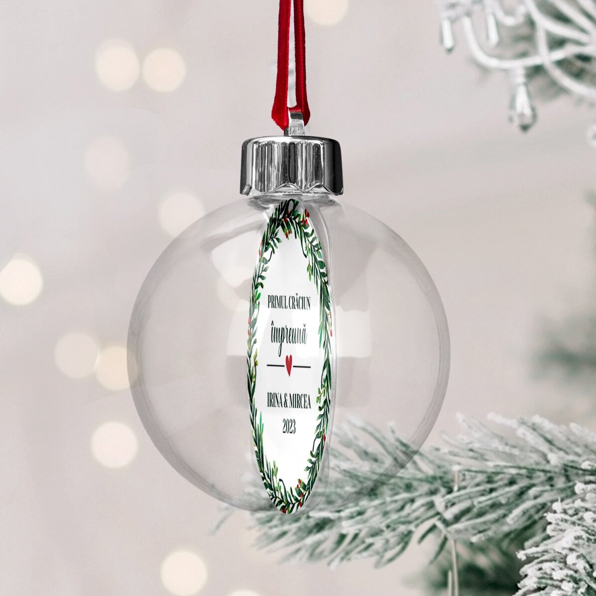 Bola de Navidad transparente personalizada por ambos lados con una foto y un mensaje: «Nuestra prime