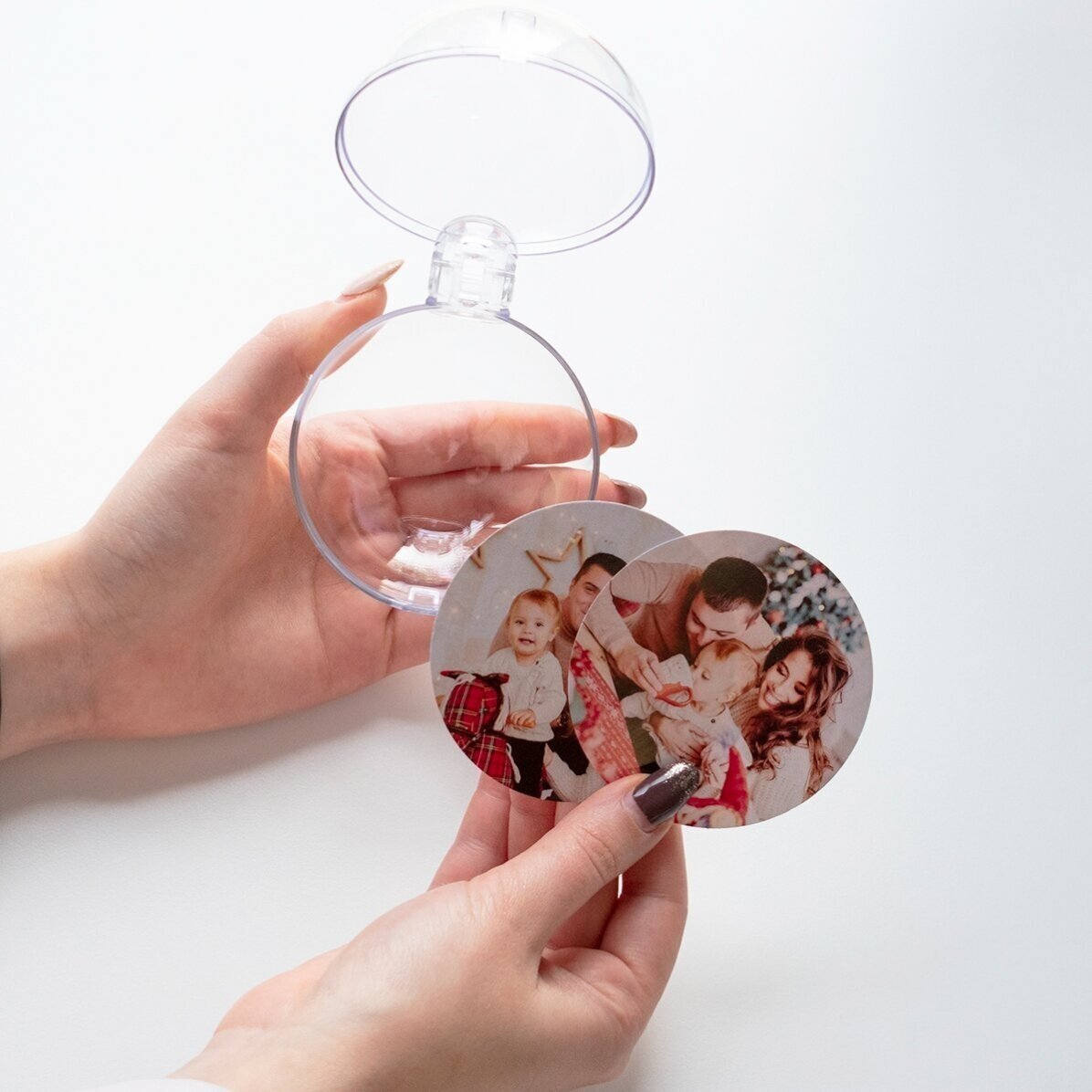 Bola de Navidad transparente personalizada por ambos lados con una foto y un mensaje: «Mi primera Na
