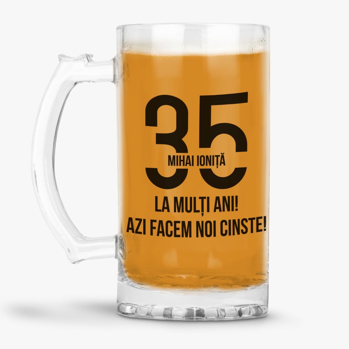Jarra de cerveza personalizada con un mensaje de cumpleaños