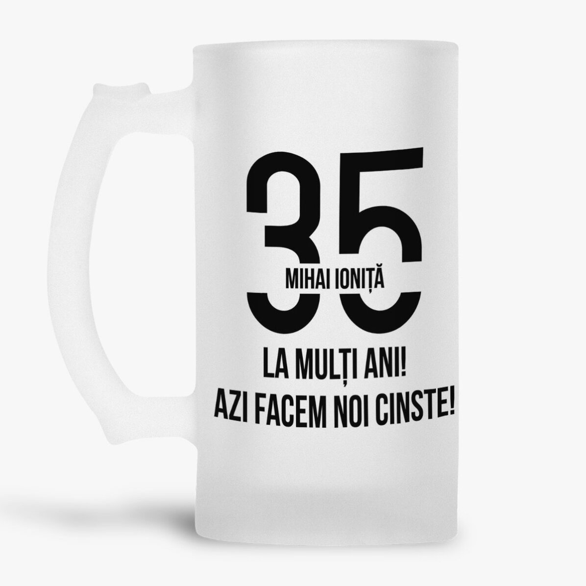 Jarra de cerveza personalizada con un mensaje de cumpleaños