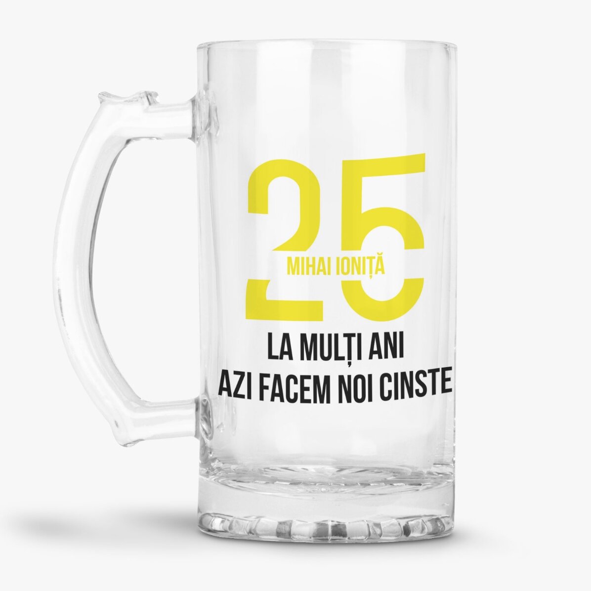 Jarra de cerveza personalizada con un mensaje de cumpleaños