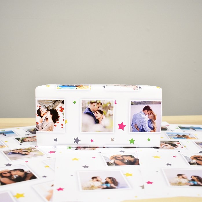 Papel de regalo personalizado con 13 fotos y un fondo de estrellitas de colores
