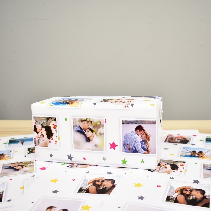 Papel de regalo personalizado con 13 fotos y un fondo de estrellitas de colores