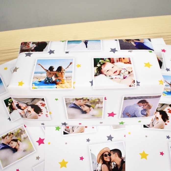 Papel de regalo personalizado con 13 fotos y un fondo de estrellitas de colores