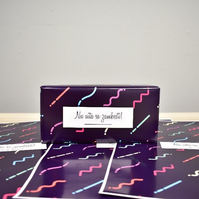 Papel de regalo personalizado con texto enmarcado y fondo morado oscuro