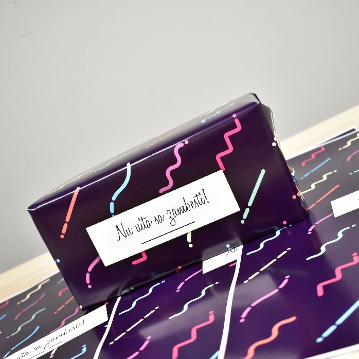 Papel de regalo personalizado con texto enmarcado y fondo morado oscuro