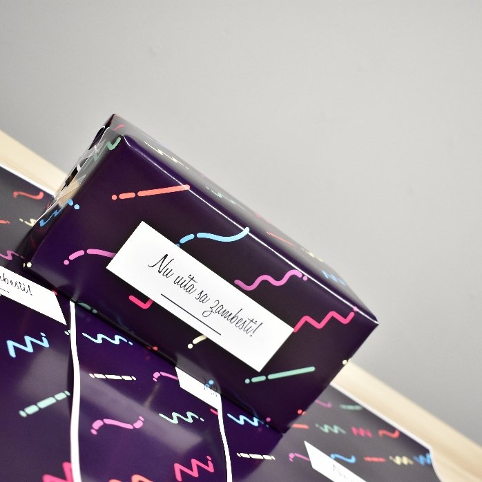 Papel de regalo personalizado con texto enmarcado y fondo morado oscuro