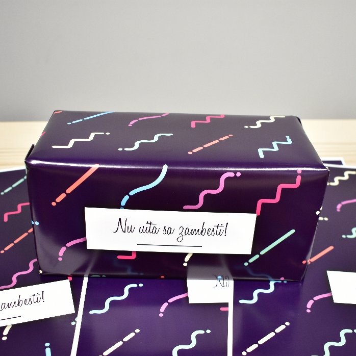 Papel de regalo personalizado con texto enmarcado y fondo morado oscuro