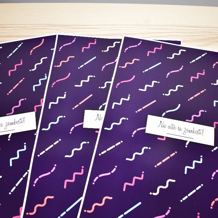 Papel de regalo personalizado con texto enmarcado y fondo morado oscuro