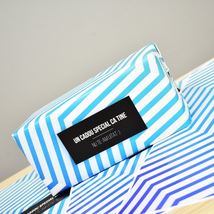 Papel de regalo personalizado: diseño con degradado azul y texto con borde negro
