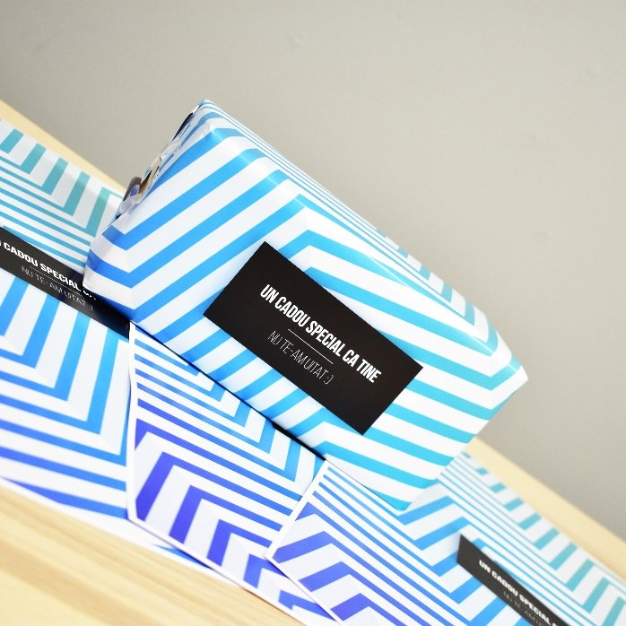 Papel de regalo personalizado: diseño con degradado azul y texto con borde negro