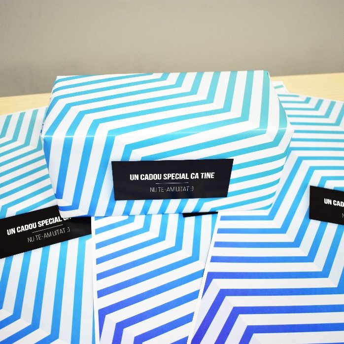 Papel de regalo personalizado: diseño con degradado azul y texto con borde negro