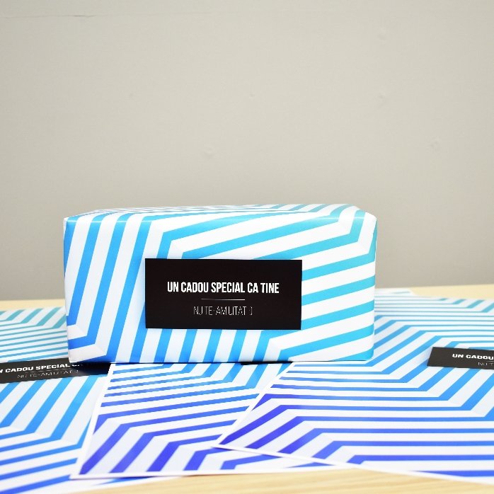 Papel de regalo personalizado: diseño con degradado azul y texto con borde negro