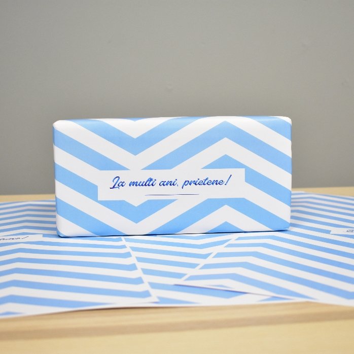 Papel de regalo personalizado - modelo «blue stripes» con texto enmarcado