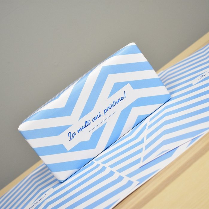 Papel de regalo personalizado - modelo «blue stripes» con texto enmarcado