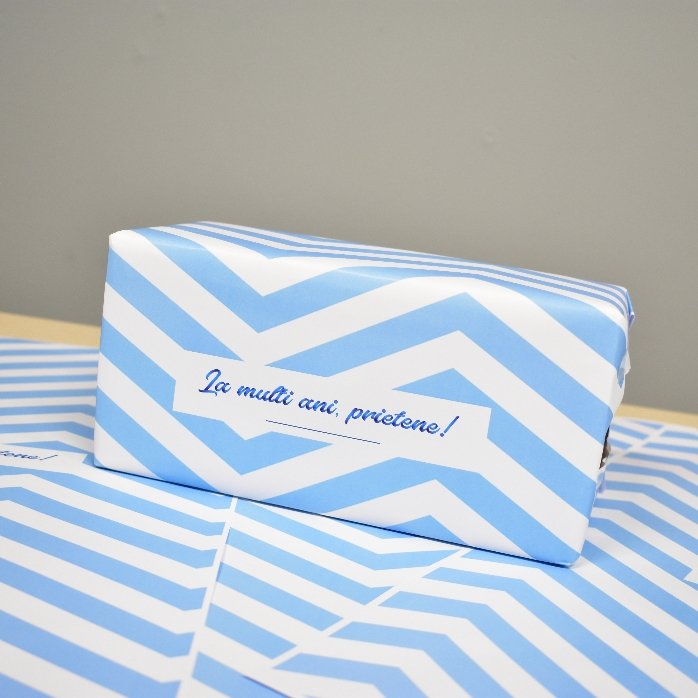 Papel de regalo personalizado - modelo «blue stripes» con texto enmarcado