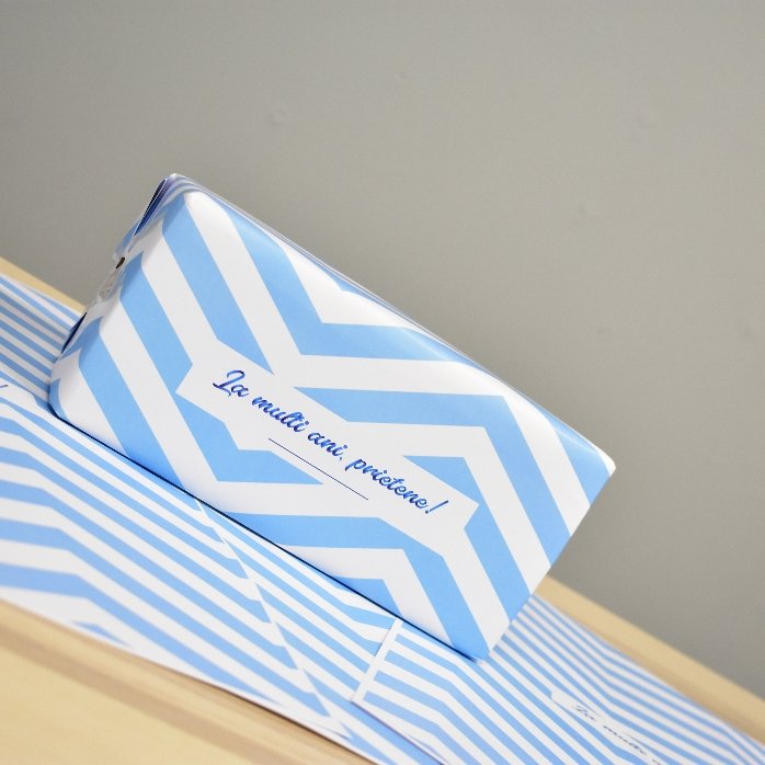 Papel de regalo personalizado - modelo «blue stripes» con texto enmarcado