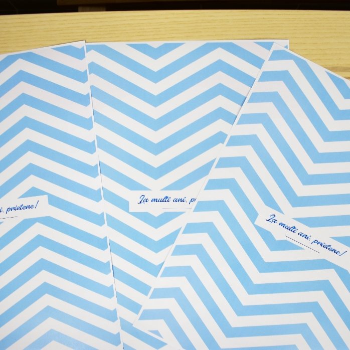 Papel de regalo personalizado - modelo «blue stripes» con texto enmarcado
