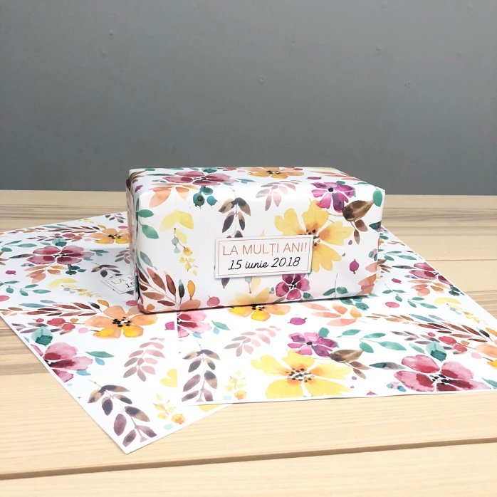 Papel de regalo personalizado: diseño floral con texto enmarcado