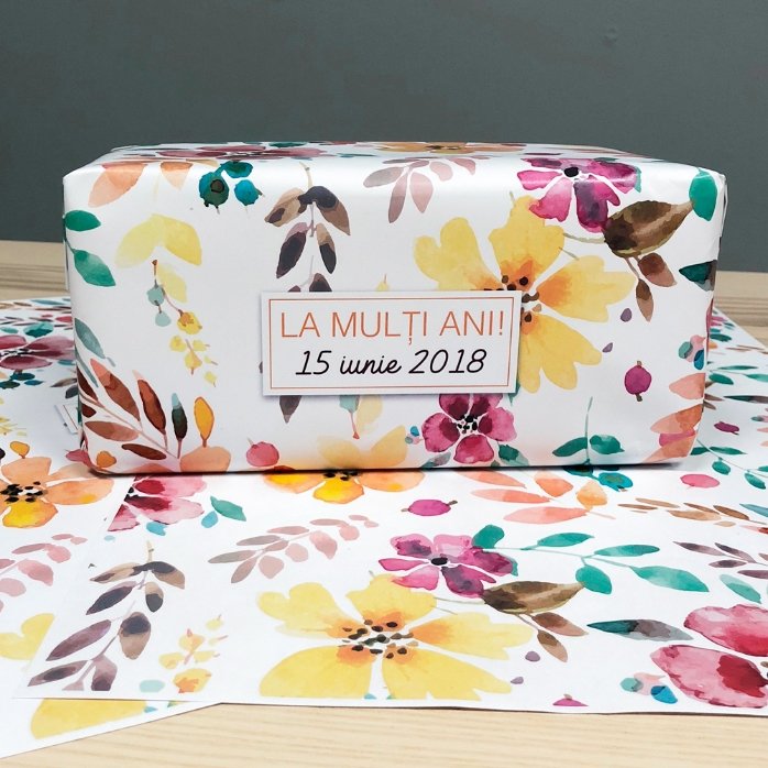 Papel de regalo personalizado: diseño floral con texto enmarcado