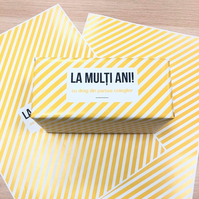 Papel de regalo personalizado - modelo «yellow stripes», con texto enmarcado