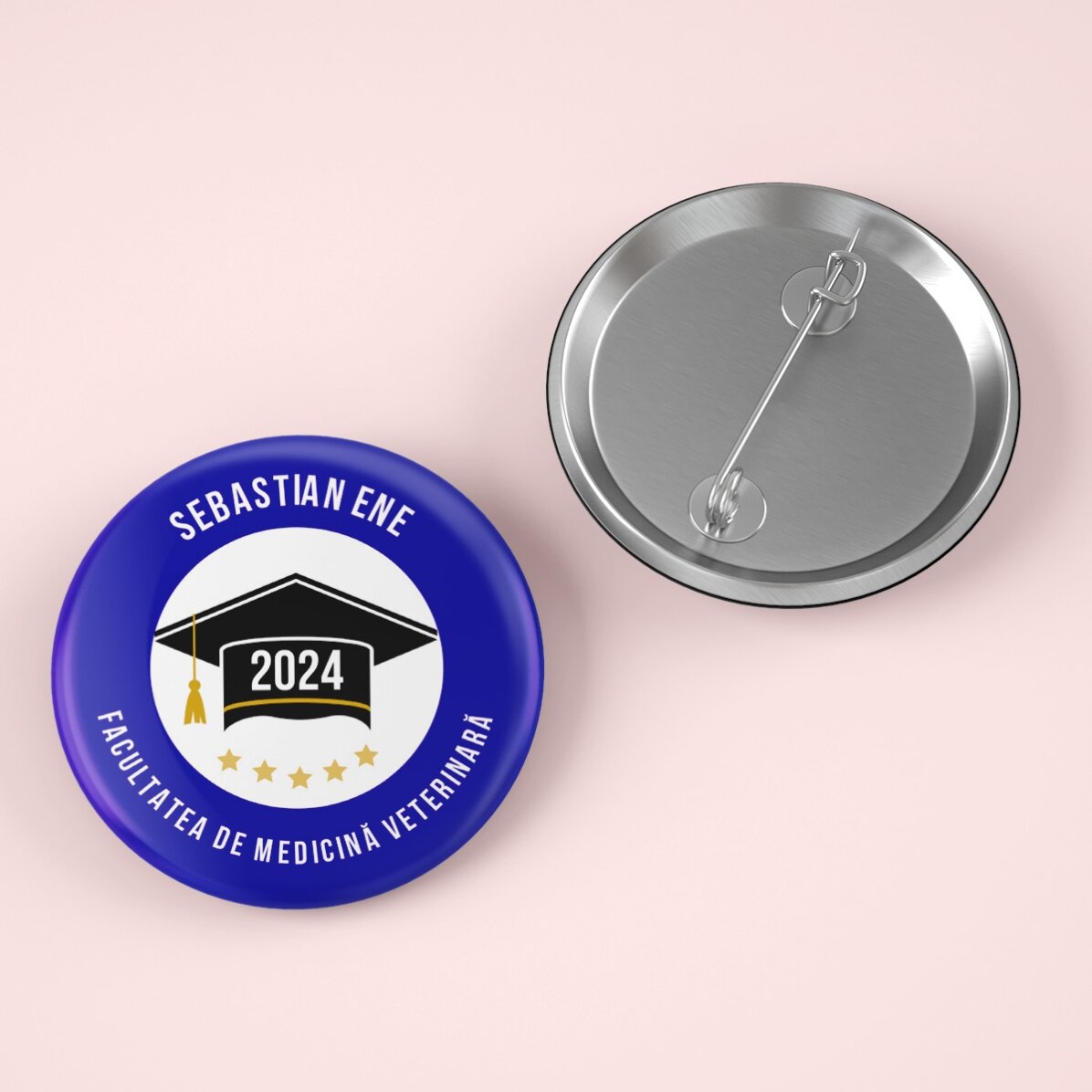 Insignia personalizada con texto: «Graduado»