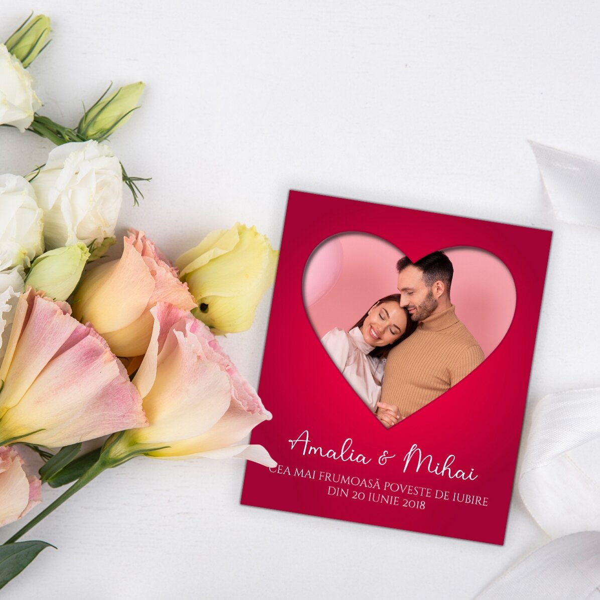 Imán de 10 x 12 cm personalizado con una foto y un texto: «In love»
