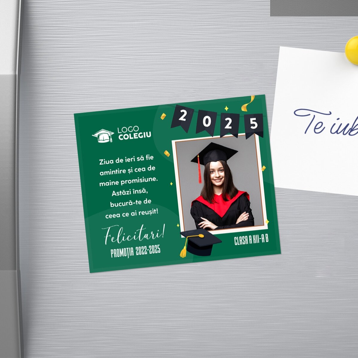 Imán de 12 x 10 cm personalizado con logotipo, una foto y un texto: ¡Felicidades por tu graduación!