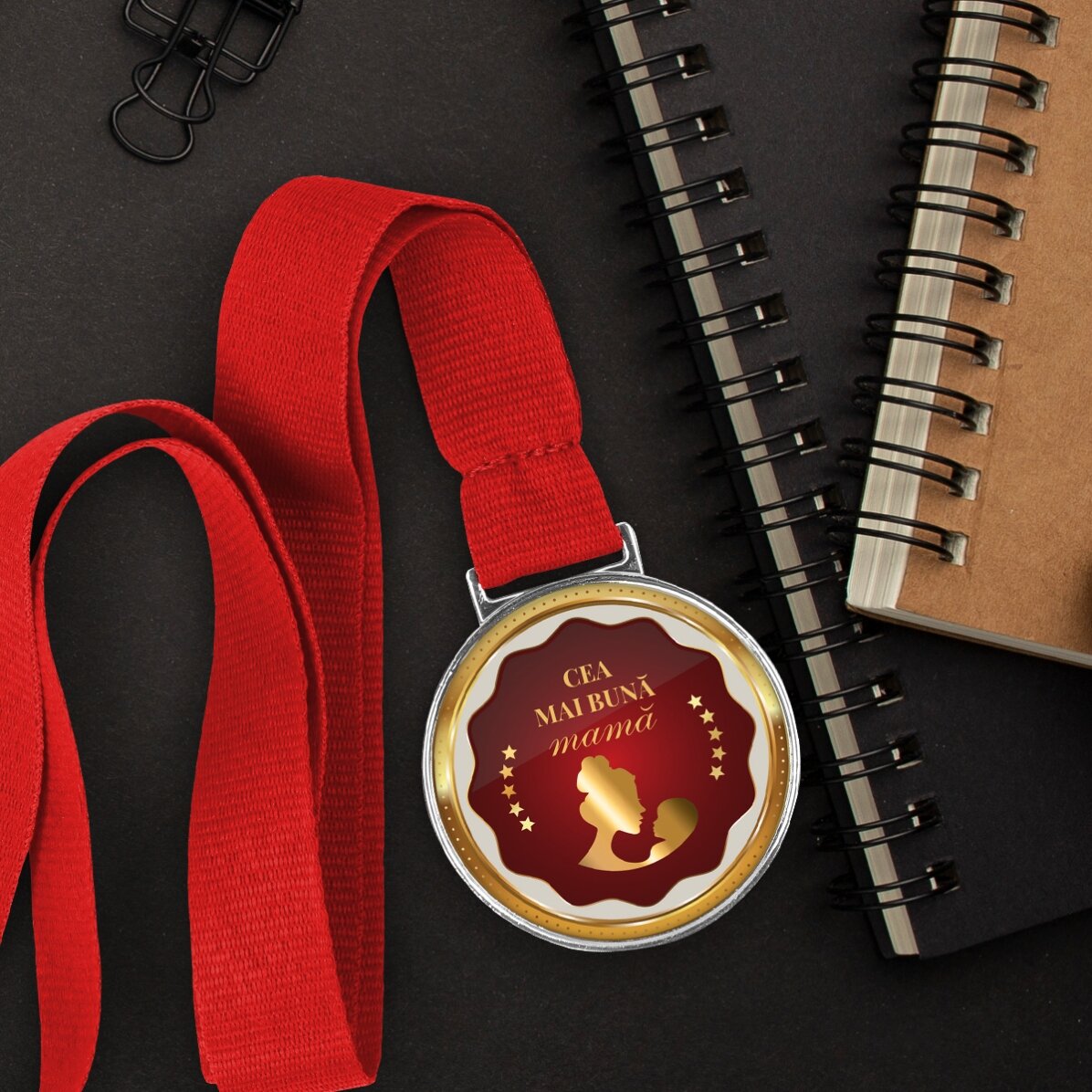 Medalla personalizada con texto: «La mejor madre»