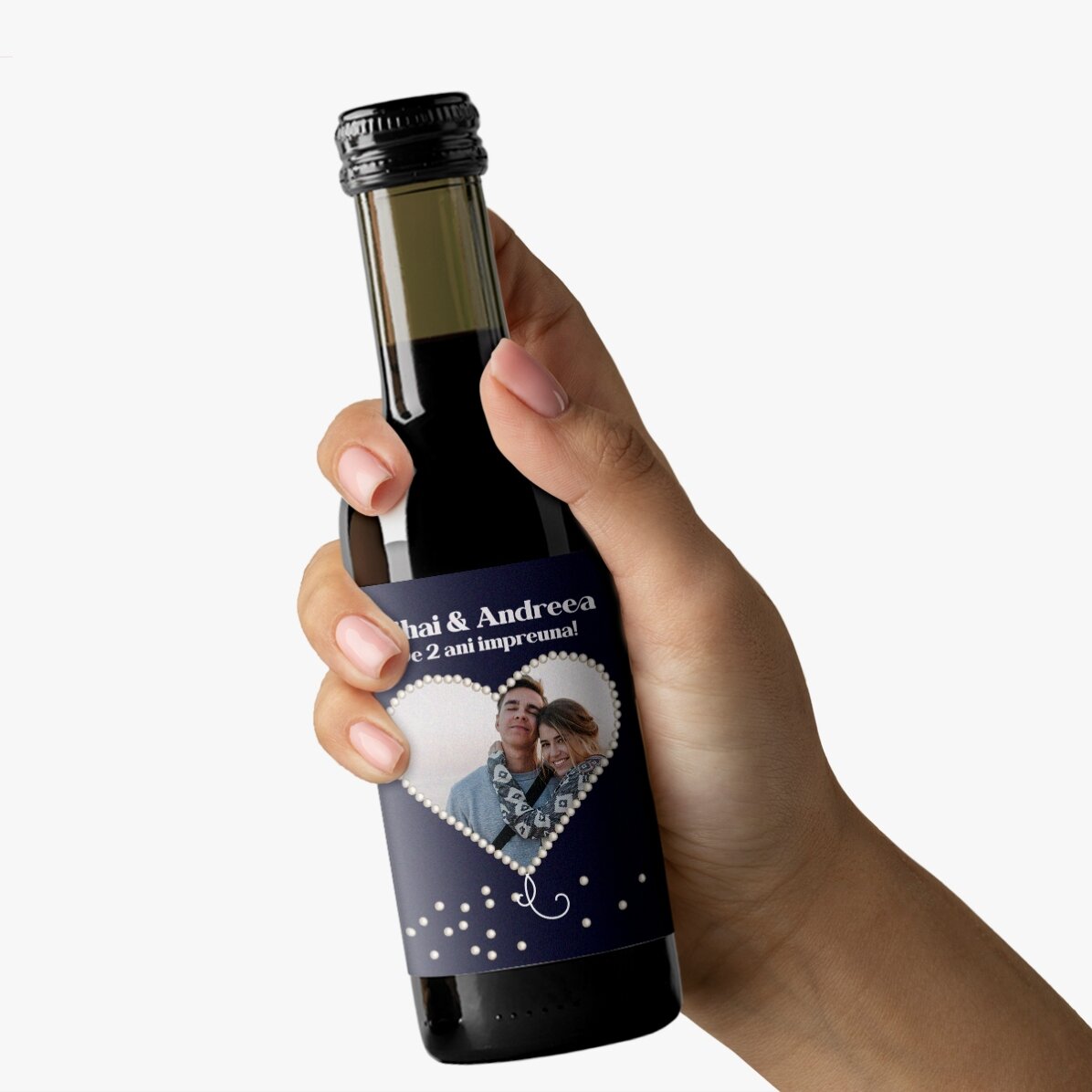 Mini botella de vino personalizada con una foto en forma de corazón con acabado perlado