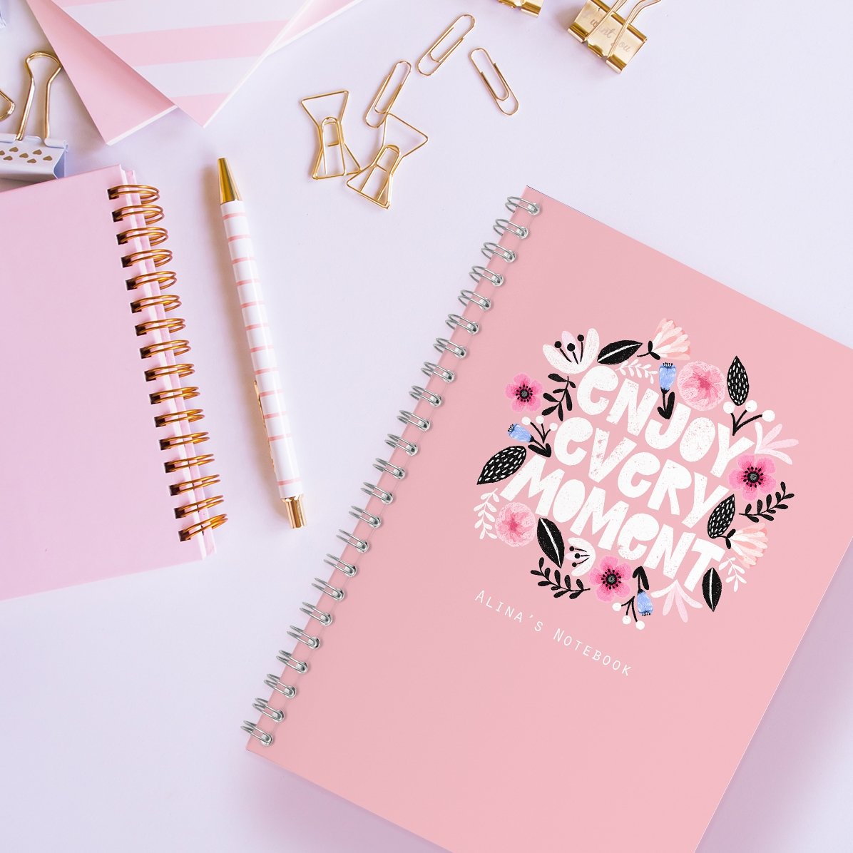 Cuaderno personalizado con el texto «Enjoy every moment»