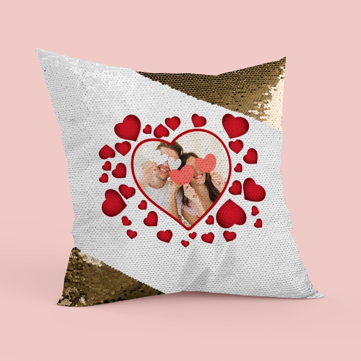Cojín con lentejuelas personalizado con una foto y corazoncitos