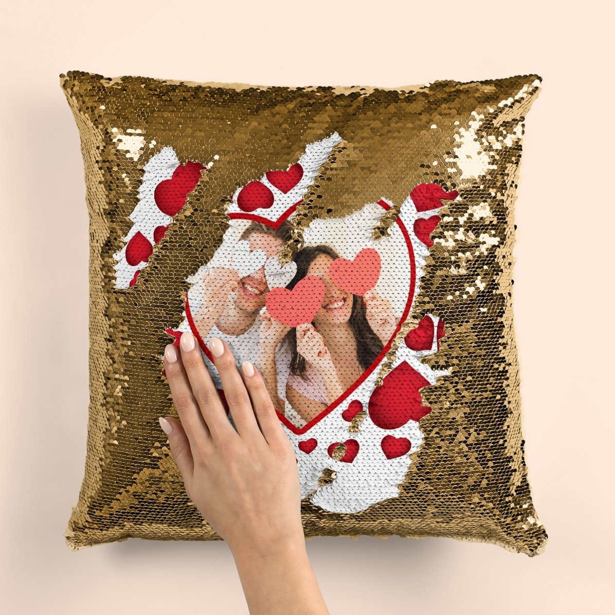 Cojín con lentejuelas personalizado con una foto y corazoncitos