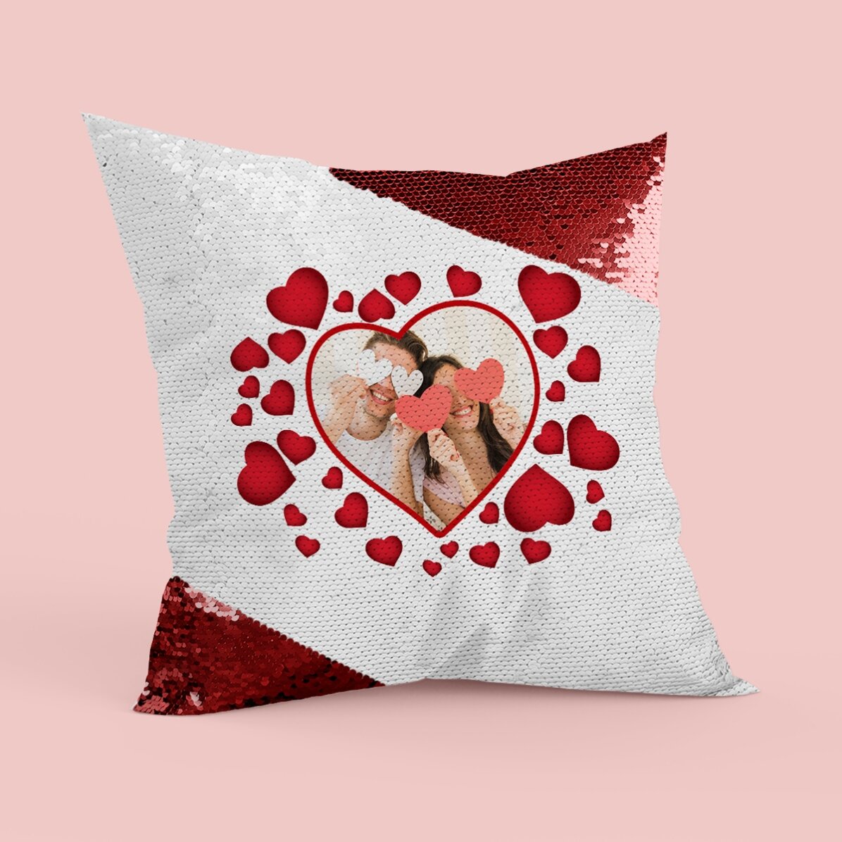 Cojín con lentejuelas personalizado con una foto y corazoncitos