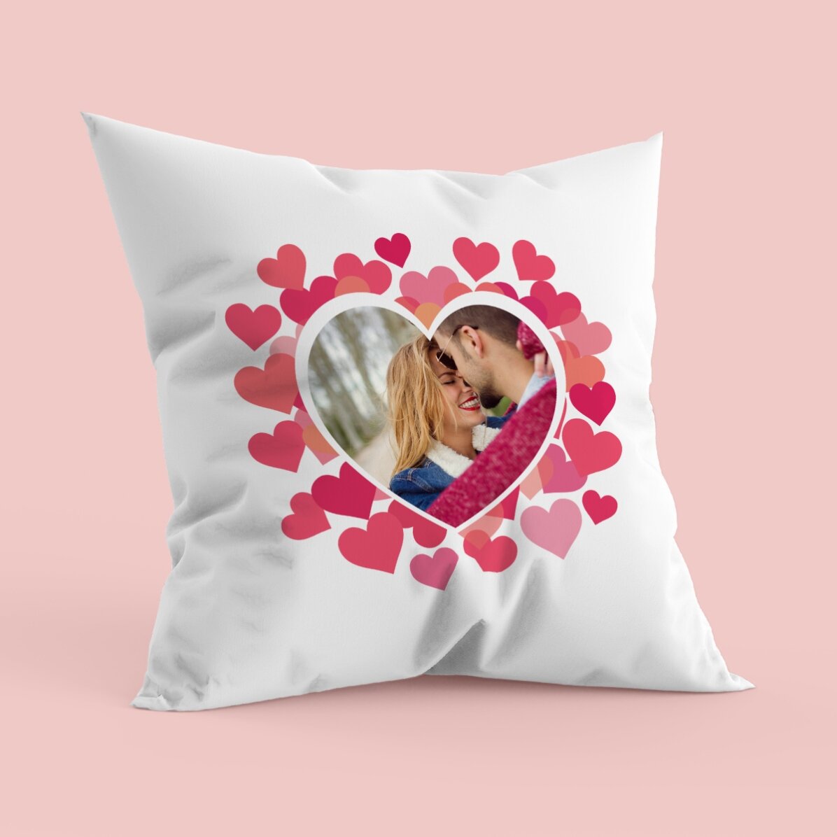 Cojín personalizado con una foto en forma de corazón rosa