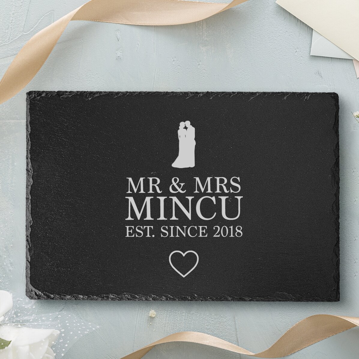 Placa de pizarra grabada y personalizada con texto: «Mr & Mrs»