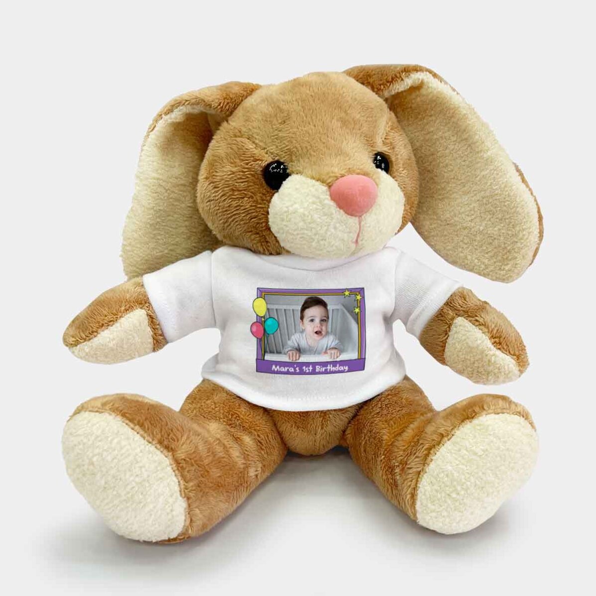 Además, un conejito personalizado con una foto y un texto: «¡Feliz cumpleaños, pequeño!»