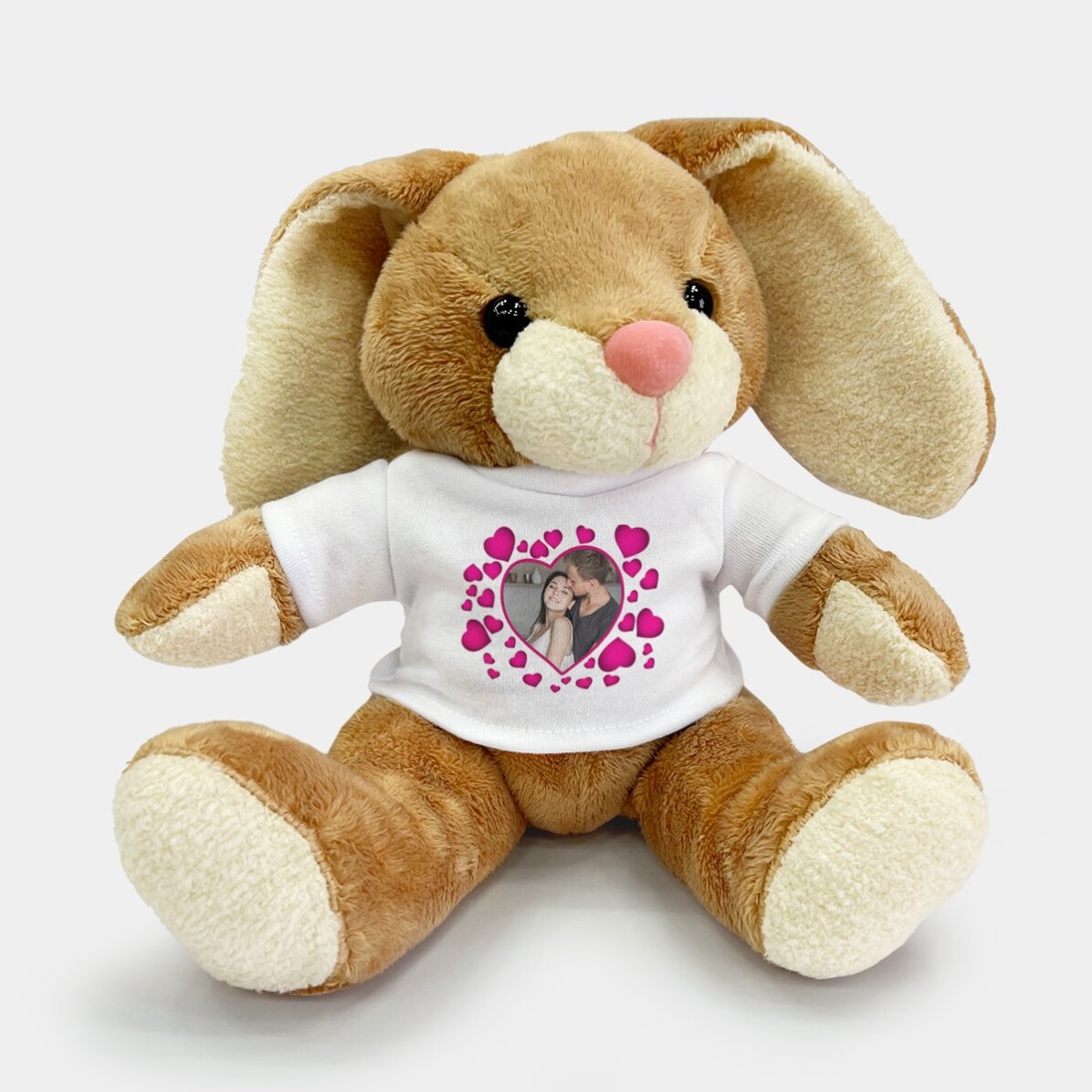 Además, un conejito personalizado con corazoncitos rosas y una foto