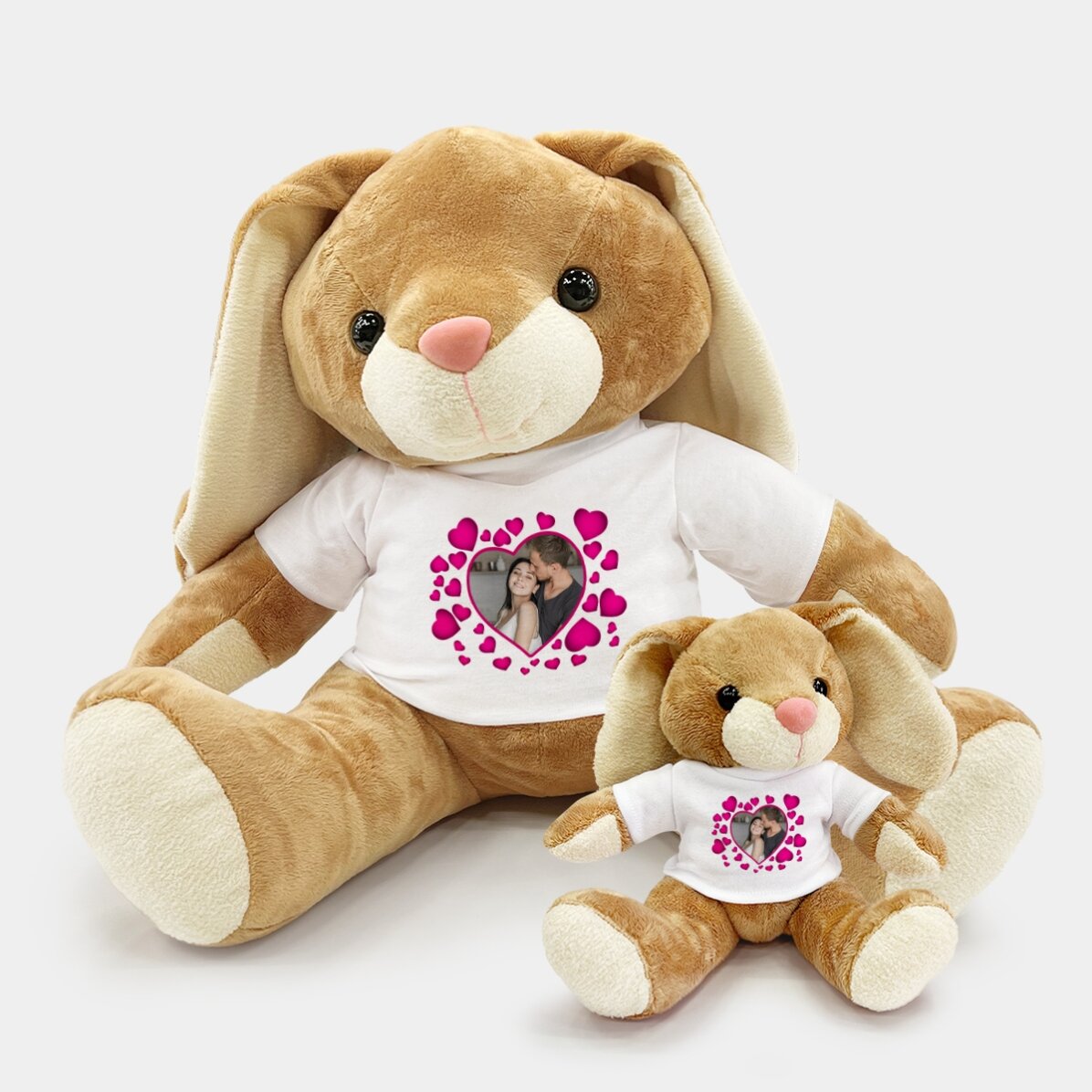 Además, un conejito personalizado con corazoncitos rosas y una foto