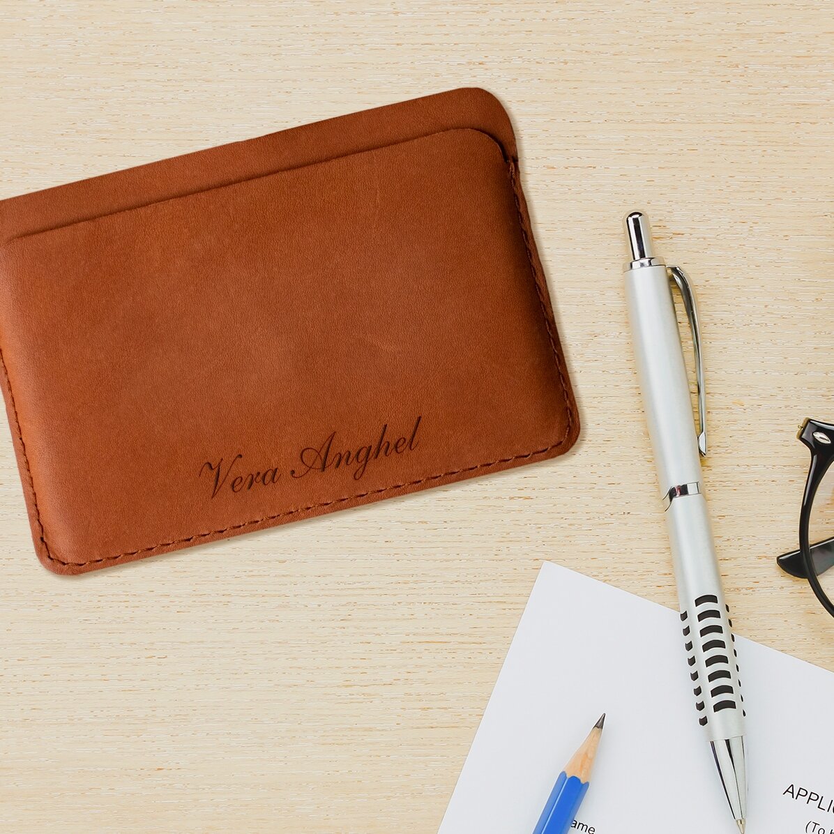 Cartera de piel personalizada con el nombre en el centro