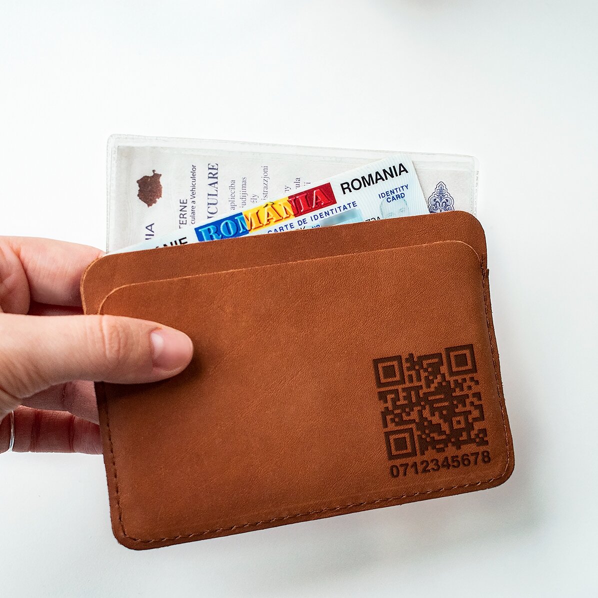 Cartera de piel personalizada con código QR y número de teléfono