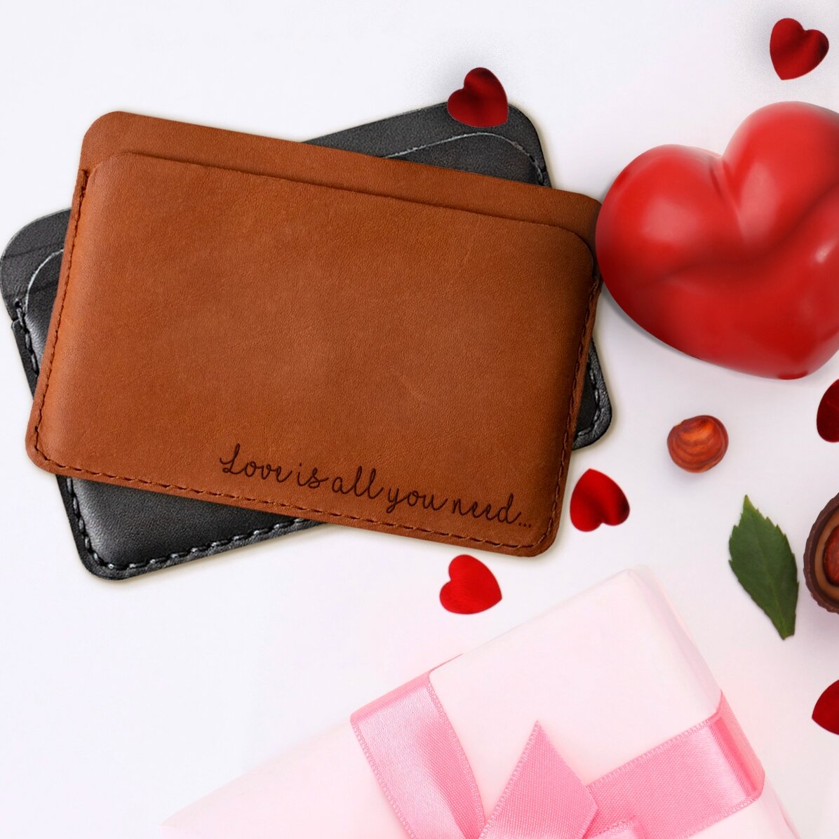 Cartera de piel personalizada con mensaje: «Love is all you need»