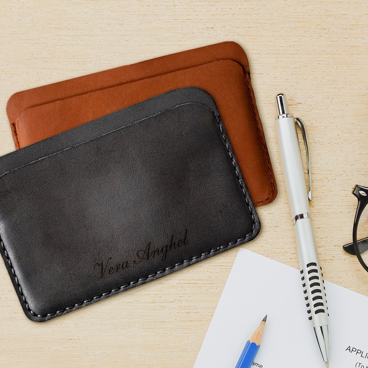 Cartera de piel personalizada con el nombre en el centro