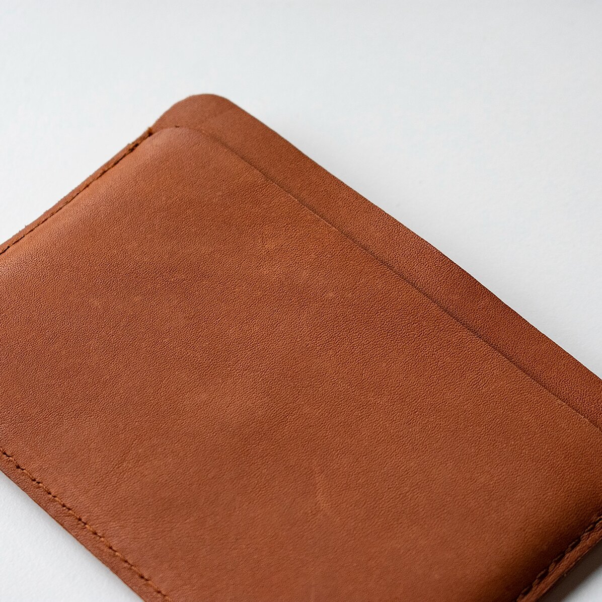 Cartera de piel personalizada con el nombre en el centro