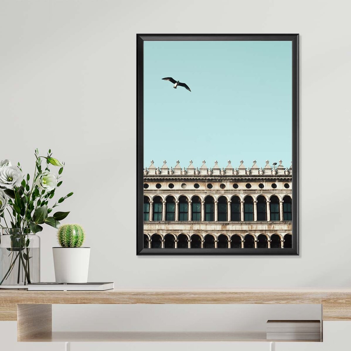 Póster de un pájaro y un edificio