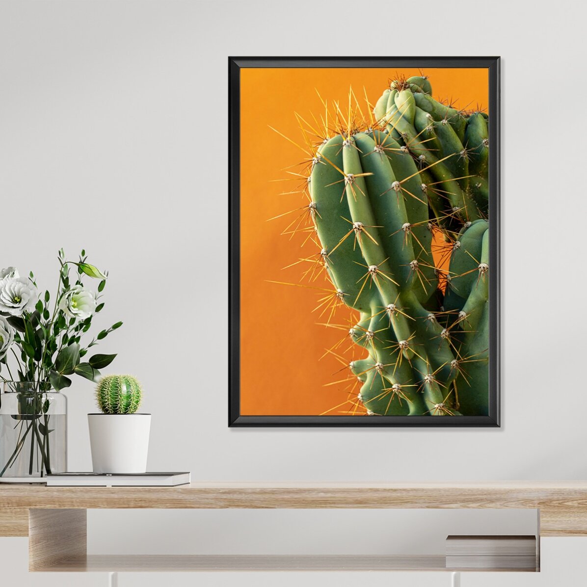 Póster de un cactus con fondo de colores