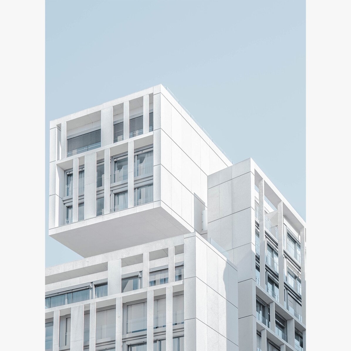 Cartel de un edificio en Madrid